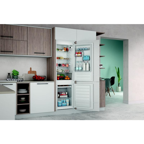Вграден хладилник с фризер Indesit INC18D021A1