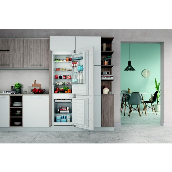 Вграден хладилник с фризер Indesit INC18D021A1